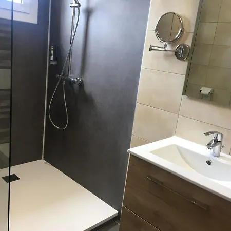 Отель Logis Restaurant Les Balcons De L'esperance 3*