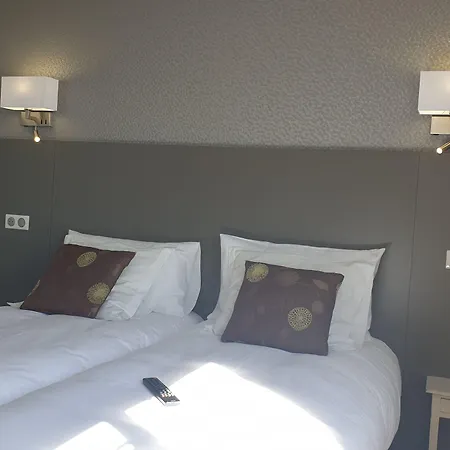 호텔 Logis Restaurant Les Balcons De L'esperance 3*