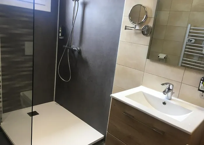 Hotel Logis Restaurant Les Balcons De L'esperance 3*